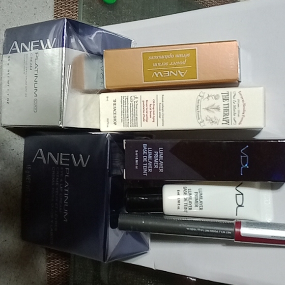 And iconic regimen kit a new Platinum by Avon - Picture 4 of 4